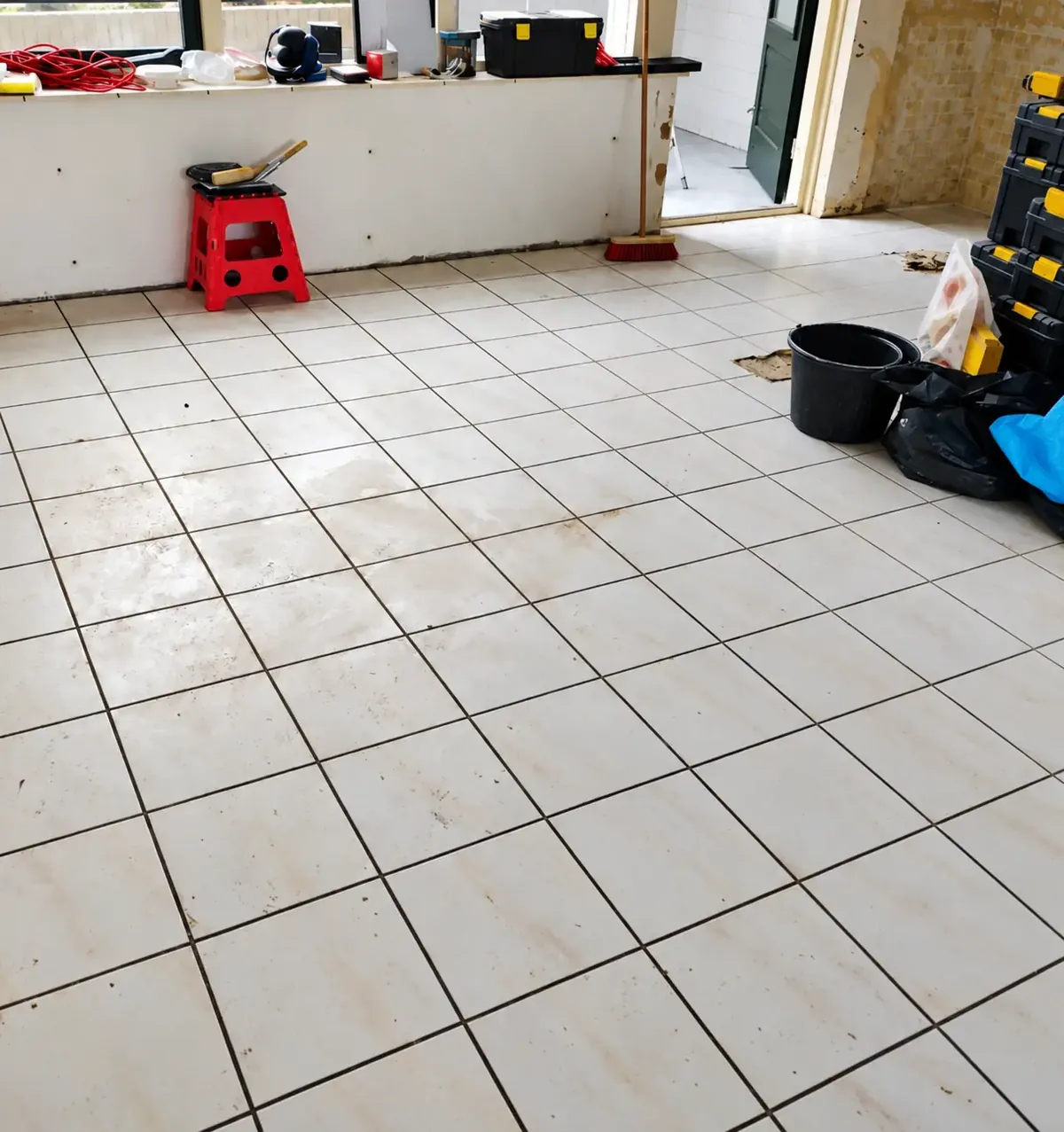 Een ruimte na verwijdering van tegelvloer en cementdekvloer.