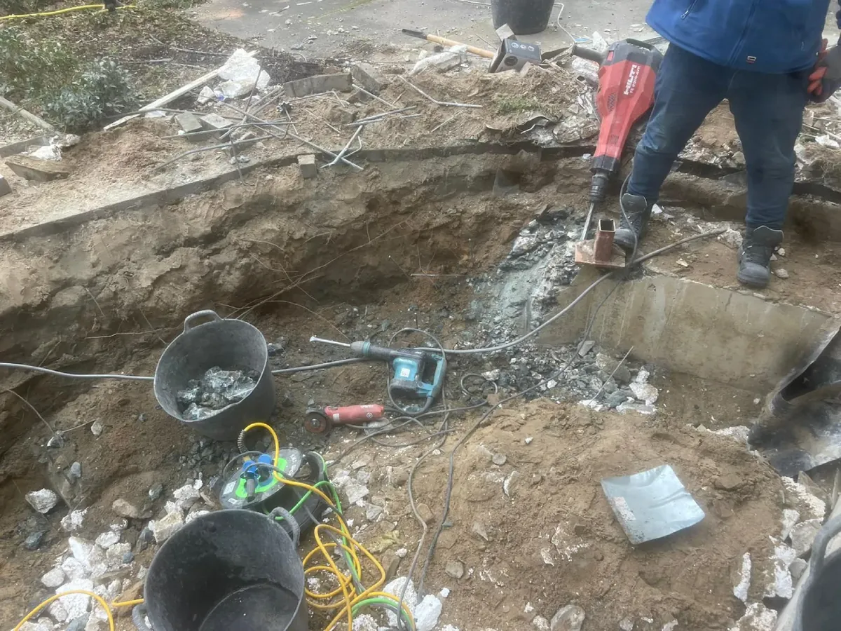 Sloopwerk aan de vloer van een aanbouw.