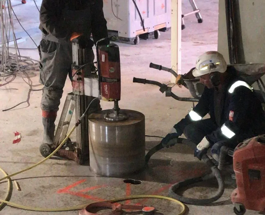 Betonwerk met een diamantboor.